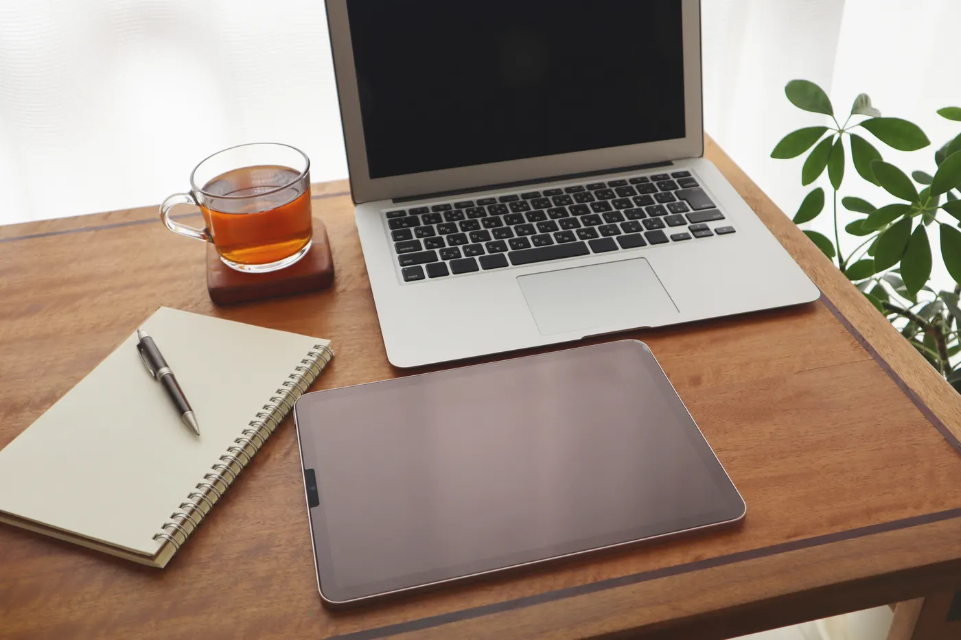ノートPCとタブレットが置かれた机